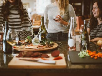 women gathering for Friendsgiving